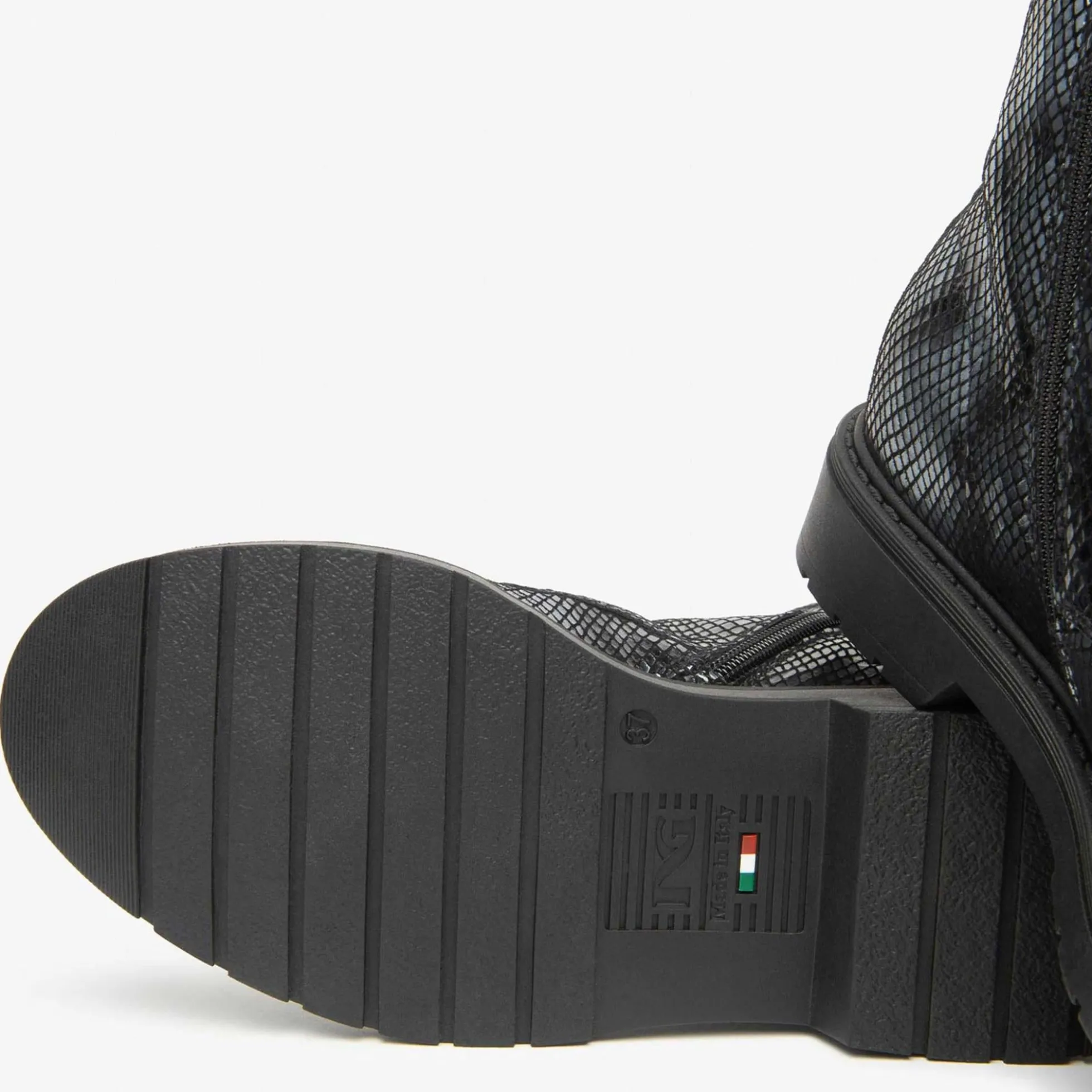 Anfibi NeroGiardini I513946D-712 I513946 3946 in pelle